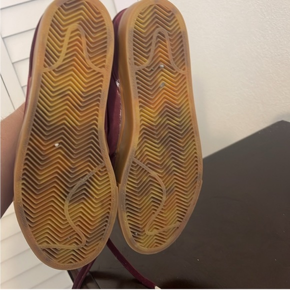 Nike men’s skate shoe - great condition. Burgundy color - size 9 - Picture 4 of 5